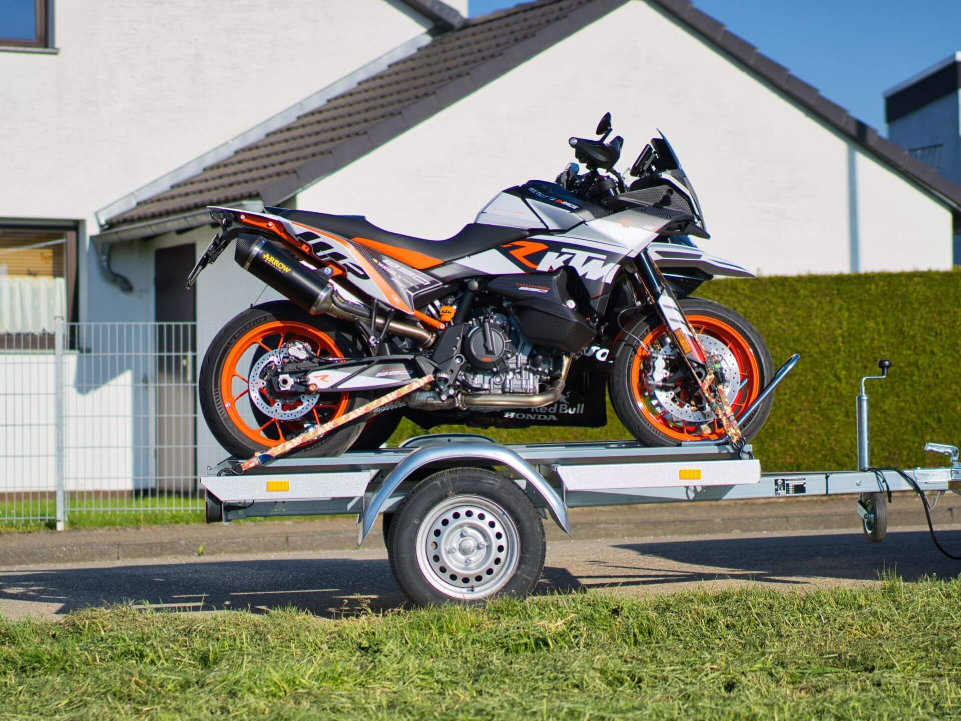MotoTransport24 - Stema Anhänger KTM 890 SMT Seite