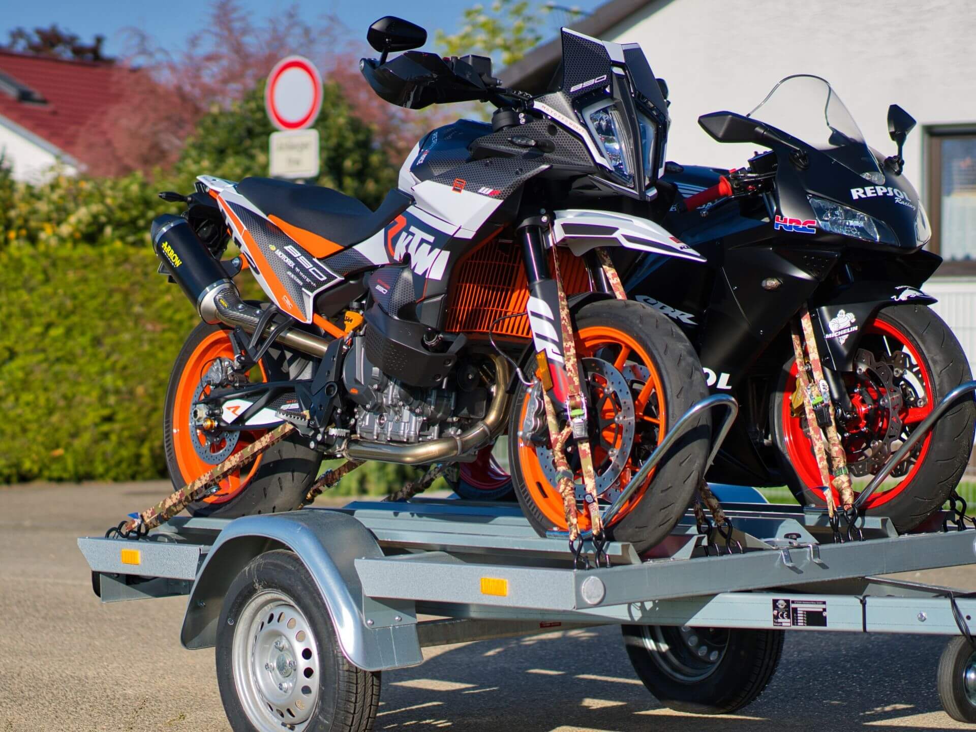 MotoTransport24 - Stema Anhänger KTM und Honda beladen