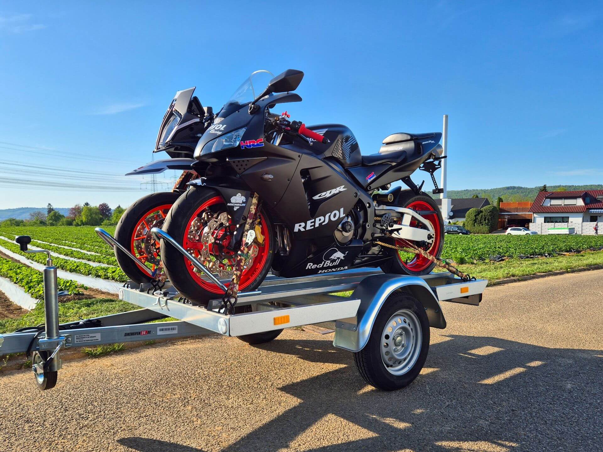 MotoTransport24 - Stema Anhänger Seite beladen